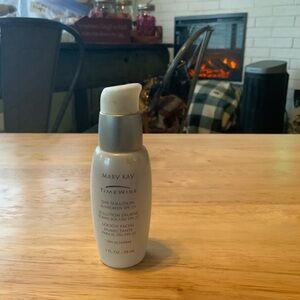Mary Kay Timewise Day Solution SPF 35 - Silver and White